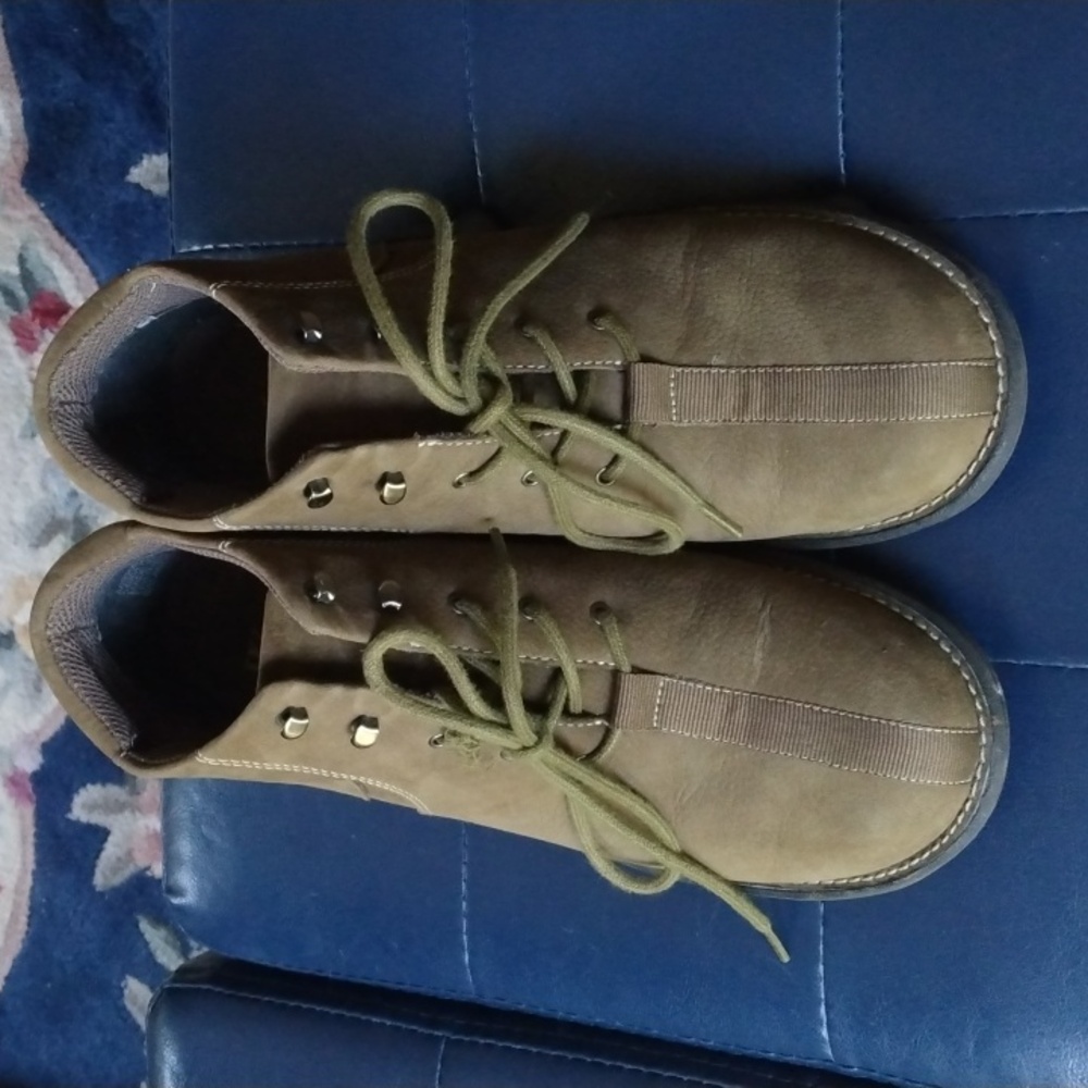 OLIVE GREEN LEATHER, WHITE MOUNTAIN, LACE UP BOOTS EUC